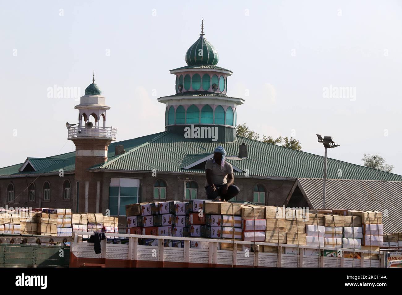 I lavoratori di Kashmiri trasportano scatole di prodotti da caricare su camion in un mercato all'ingrosso della frutta a Sopore, distretto di baramulla, Jammu e Kashmir, India, circa 54kms km a nord di Srinagar, il 02 ottobre 2020. Recentemente, i coltivatori e gli acquirenti di mele presso Fruit Mandi nella zona di Sopore, nel distretto nord del Kashmir Baramulla, hanno organizzato una protesta contro il governo per â€œfailingâ€ per rimediare alle loro questioni. (Foto di Nasir Kachroo/NurPhoto) Foto Stock