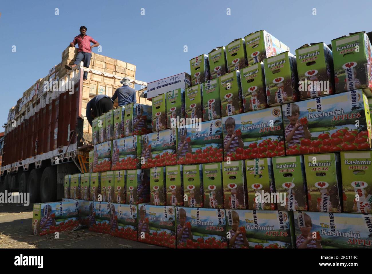 I lavoratori di Kashmiri trasportano scatole di prodotti da caricare su camion in un mercato all'ingrosso della frutta a Sopore, distretto di baramulla, Jammu e Kashmir, India, circa 54kms km a nord di Srinagar, il 02 ottobre 2020. Recentemente, i coltivatori e gli acquirenti di mele presso Fruit Mandi nella zona di Sopore, nel distretto nord del Kashmir Baramulla, hanno organizzato una protesta contro il governo per â€œfailingâ€ per rimediare alle loro questioni. (Foto di Nasir Kachroo/NurPhoto) Foto Stock