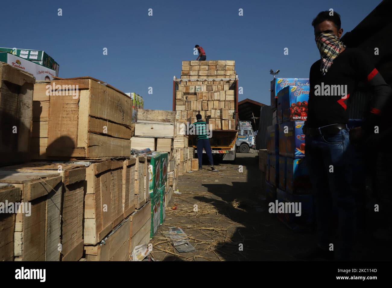 I lavoratori di Kashmiri trasportano scatole di prodotti da caricare su camion in un mercato all'ingrosso della frutta a Sopore, distretto di baramulla, Jammu e Kashmir, India, circa 54kms km a nord di Srinagar, il 02 ottobre 2020. Recentemente, i coltivatori e gli acquirenti di mele presso Fruit Mandi nella zona di Sopore, nel distretto nord del Kashmir Baramulla, hanno organizzato una protesta contro il governo per â€œfailingâ€ per rimediare alle loro questioni. (Foto di Nasir Kachroo/NurPhoto) Foto Stock