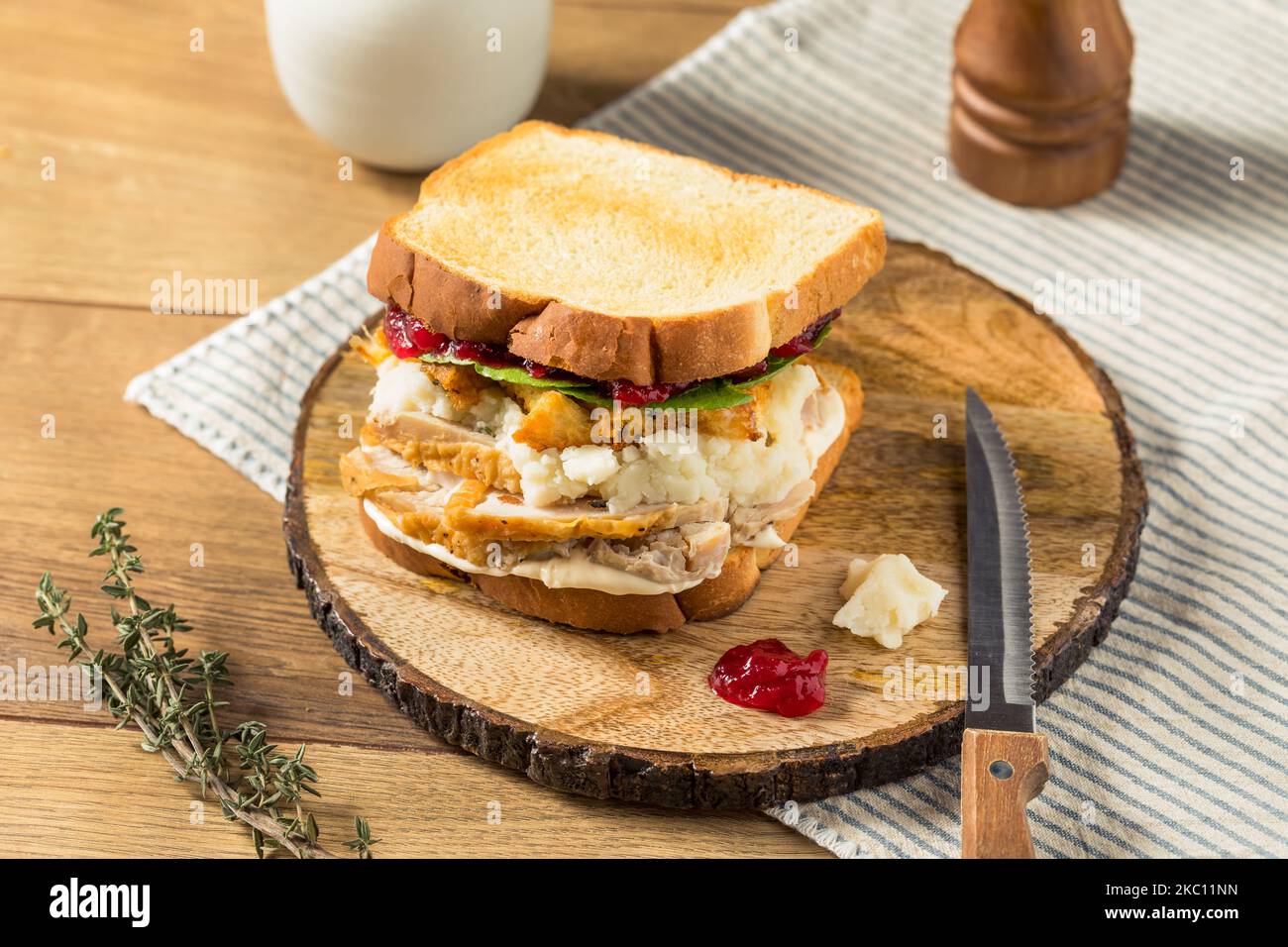 Panino di tacchino residuo del giorno del Ringraziamento fatto in casa con ripieno di mirtillo e patate Foto Stock