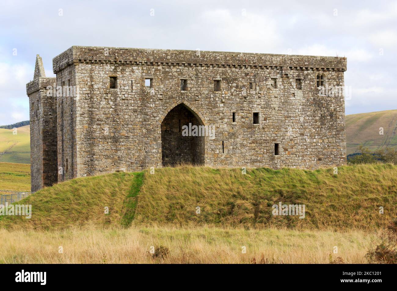 Hermitage, Scozia - Ottobre 18 2022 : le rovine del Castello di Hermitage che è stato costruito in14th ° secolo e situato a nord del villaggio di newcsatleton, Foto Stock