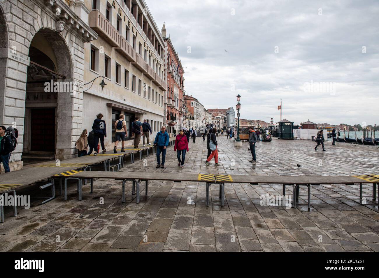 I turisti passeggiando su una passerella passeggiavano sull'acqua alta che per la prima volta riusciva a bloccare, a Venezia, il 02 ottobre 2020. Il maggior numero di barriere, il progetto sperimentale realizzato per proteggere Venezia dall'alto tempo lavorato e il livello massimo dell'acqua sul livello del mare ha raggiunto 75cm all'interno di Venezia invece dei 135cm previsti, mantenendo asciutta piazza San Marco. (Foto di Giacomo Cosua/NurPhoto) Foto Stock