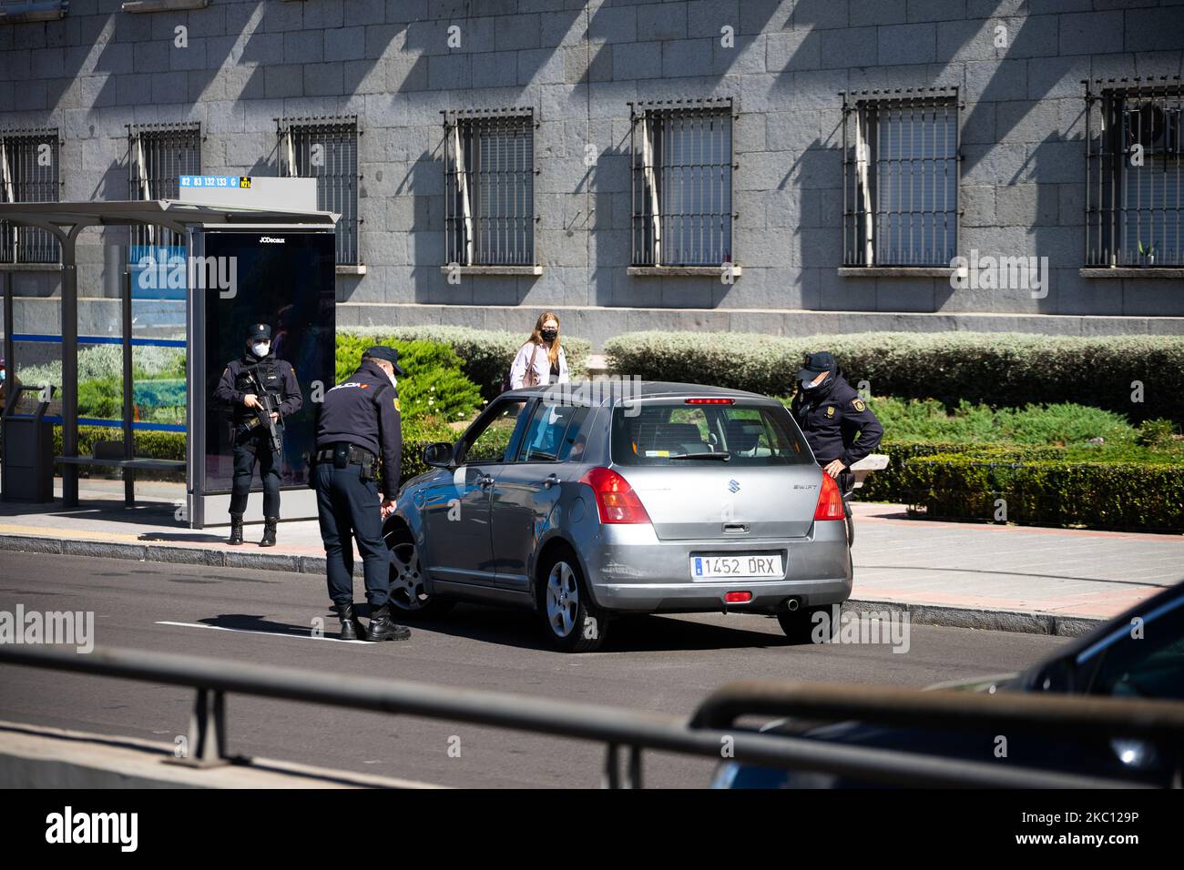 Controlli di polizia in uno degli ingressi di Madrid (Spagna) il 3 ottobre 2020, a Moncloa, il primo giorno di ritiri di mobilità imposti tra 10 delle città della Comunità di Madrid a causa dell'elevato numero di infezioni da parte di covid 19 nella comunità autonoma. (Foto di Jon Imanol Reino/NurPhoto) Foto Stock