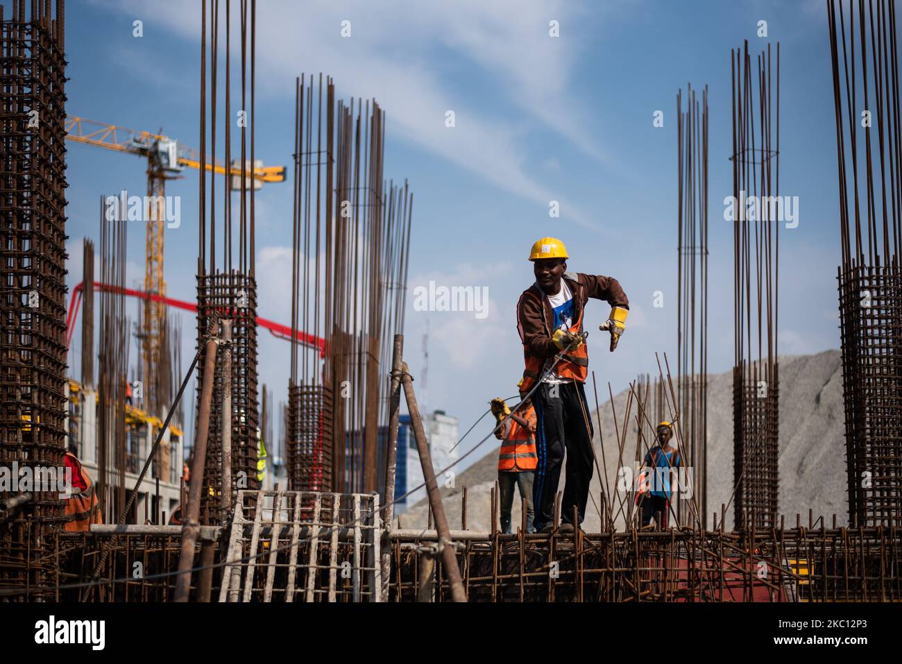 Lavoratori nepalesi che lavorano in un cantiere di costruzione di un nuovo edificio del parlamento federale a Singha Durbar, Kathmandu, Nepal Sabato, 3 ottobre 2020 (Foto di Rojan Shrestha/NurPhoto) Foto Stock