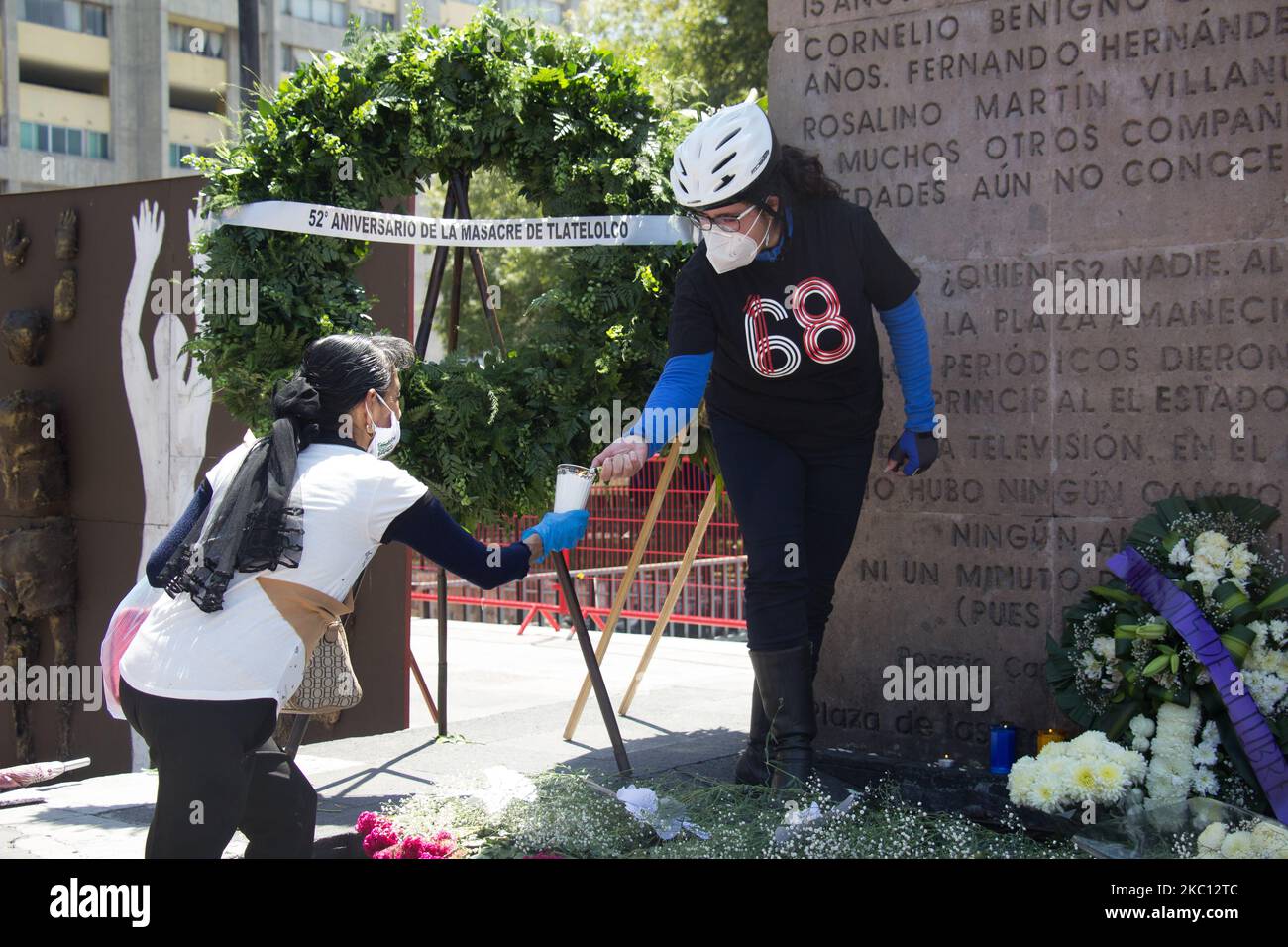Commemorazione, rally e marcia per il 52nd° anniversario del massacro degli studenti del 1968 a Città del Messico, Messico, il 2 ottobre 2020. Nonostante la pandemia del 19, centinaia di persone hanno cominciato a riunarsi nella Plaza de las Tres Culturas del CDMX per ricordare il massacro del 2 ottobre 1968 in un atto politico-culturale. Un gruppo di persone vestite di nero e incappucciate passò attraverso Eje Central a marzo e arrivò allo Zocalo, ma sulla loro strada furono trattenute da elementi del Segretariato della sicurezza dei cittadini (SSC), perché durante il loro passaggio cominciarono a winnow i cocktail Molotov.(Foto del Mart Foto Stock