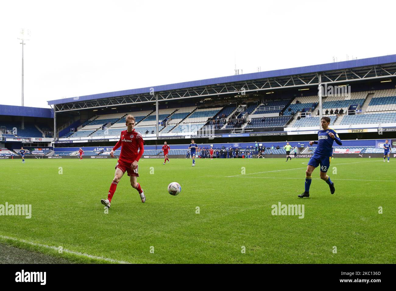 Una visione generale del gioco durante la partita della Sky Bet League 1 tra AFC Wimbledon e Accrington Stanley al Kyian Price Foundation Stadium, Londra, sabato 3rd ottobre 2020. (Foto di Jacques Feeney/MI News/NurPhoto) Foto Stock