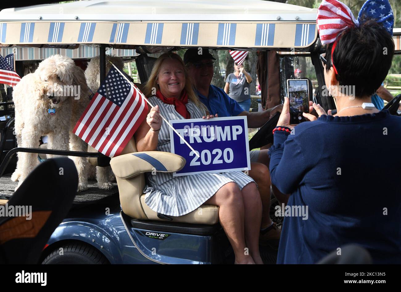 I residenti posano per una foto in attesa di partecipare a una parata golf cart a sostegno della rielezione del presidente degli Stati Uniti Donald Trump il 3 ottobre 2020 nei villaggi, Florida, una comunità pensionistica a nord di Orlando. Trump è stato ammesso ieri al Walter Reed National Military Medical Center dopo aver stipulato contratti con COVID-19. (Foto di Paul Hennessy/NurPhoto) Foto Stock