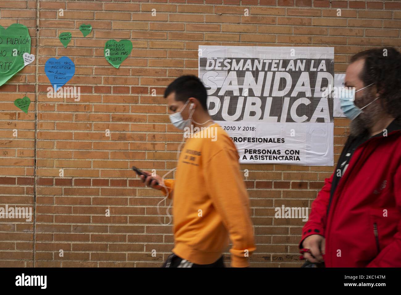 I dimostranti protestano a sostegno della salute pubblica e contro la gestione negligente della crisi del coronavirus nel quartiere Carabanchel di Madrid il 4 ottobre 2020. Spagna, circa 4,5 milioni di persone sono colpite da una chiusura parziale nella Comunità di Madrid, entrata in vigore il 2 ottobre 2020. (Foto di Oscar Gonzalez/NurPhoto) Foto Stock