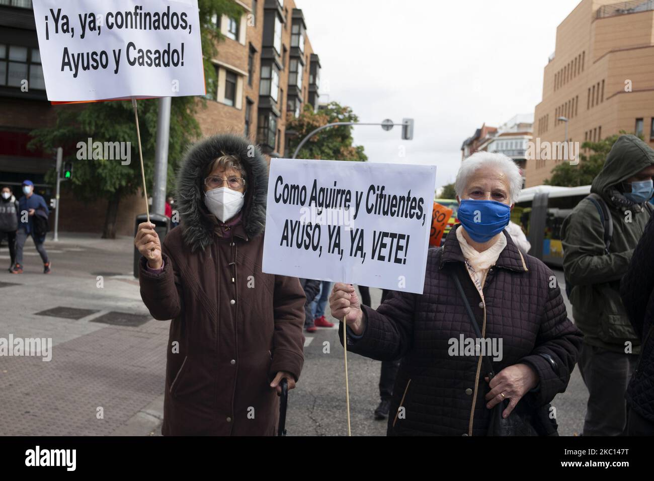 I dimostranti protestano a sostegno della salute pubblica e contro la gestione negligente della crisi del coronavirus nel quartiere Carabanchel di Madrid il 4 ottobre 2020. Spagna, circa 4,5 milioni di persone sono colpite da una chiusura parziale nella Comunità di Madrid, entrata in vigore il 2 ottobre 2020. (Foto di Oscar Gonzalez/NurPhoto) Foto Stock