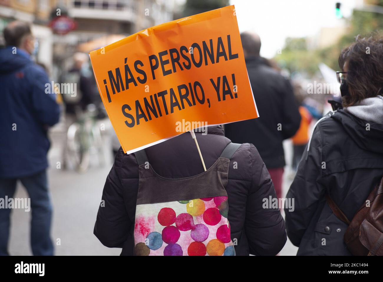 I dimostranti protestano a sostegno della salute pubblica e contro la gestione negligente della crisi del coronavirus nel quartiere Carabanchel di Madrid il 4 ottobre 2020. Spagna, circa 4,5 milioni di persone sono colpite da una chiusura parziale nella Comunità di Madrid, entrata in vigore il 2 ottobre 2020. (Foto di Oscar Gonzalez/NurPhoto) Foto Stock