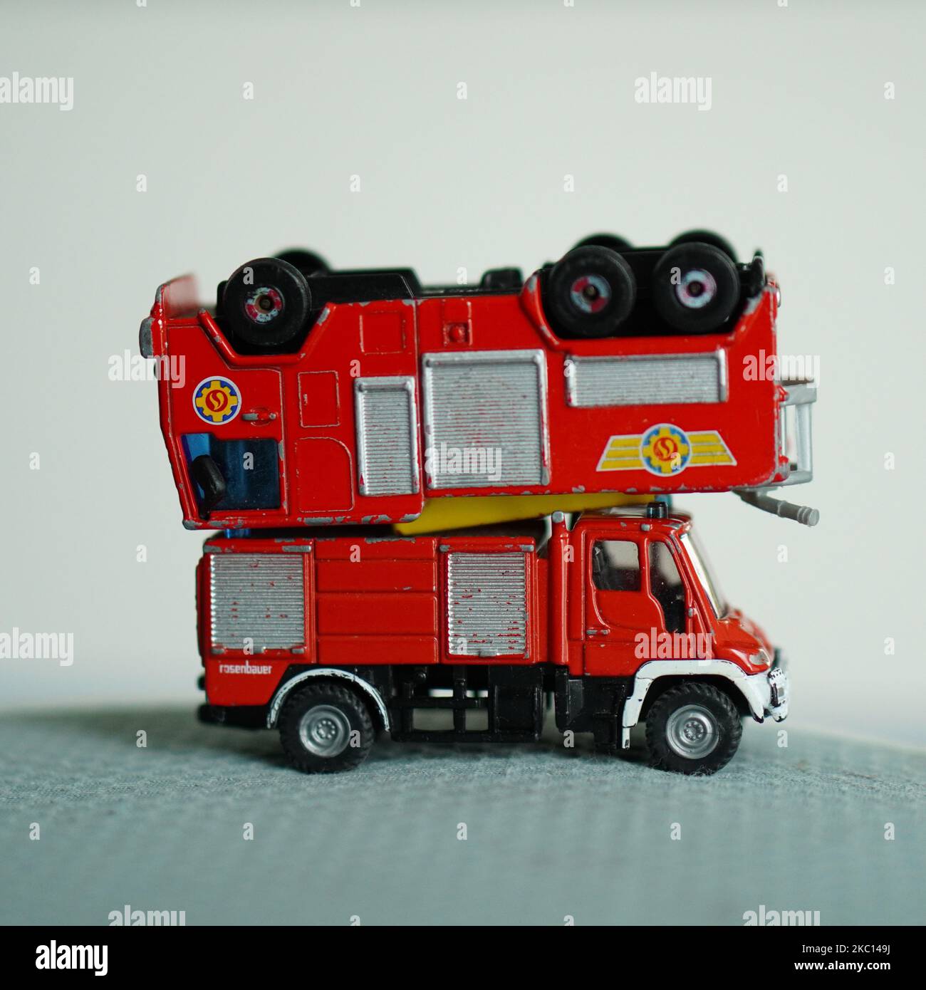 Due camion dei vigili del fuoco del giocattolo impilati del marchio Siku e Dickie. Foto Stock