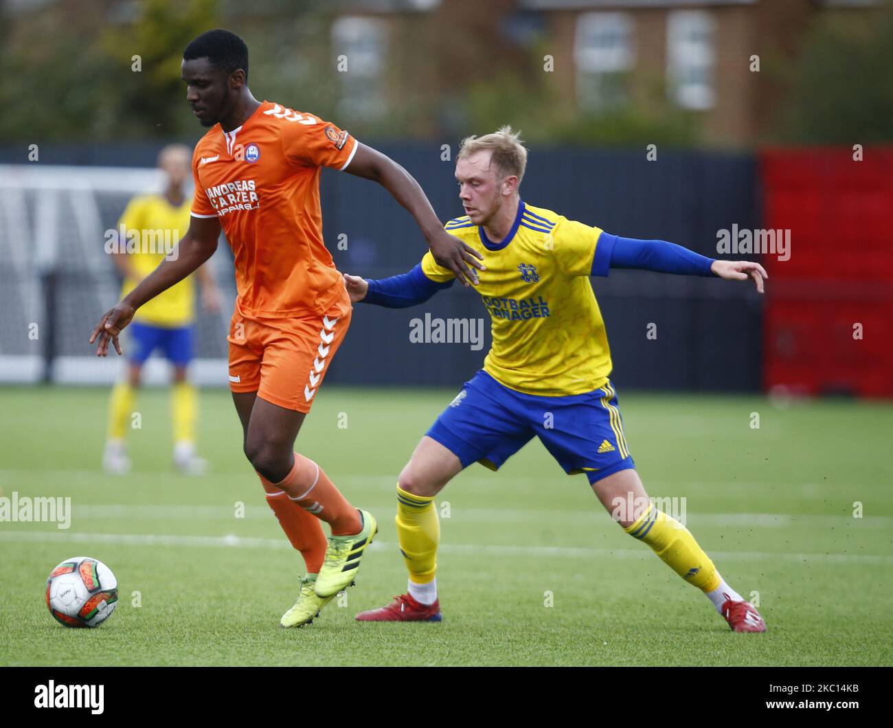 L-R Olumibe Oluwatimilehin di Braintree Town e George Smith di Hashtag United durante le qualifiche della fa Cup - secondo turno tra hashtag United e Braintree Town allo stadio Len Salmon, Bowers e Pitsea FC, Pitsea, Regno Unito il 03rd ottobre 2020 (Foto di Action Foto Sport/NurPhoto) Foto Stock