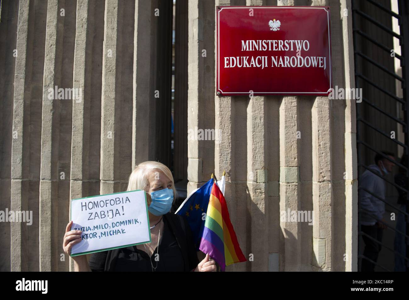 Un dimostratore ha un segno che recita "omofobia uccide” e i nomi delle persone LGBT che si sono suicidate a causa di discriminazione il 4 settembre 2020 a Varsavia, Polonia. Alcune centinaia di persone si sono riunite di fronte al Ministero dell'Istruzione per mostrare la loro disapprovazione per il nuovo Ministro dell'Istruzione e della Scienza Przemyslaw Czarnek. Il sig. Czarnek, un MP del partito conservatore di legge e di giustizia (PIS) è conosciuto per la sua campagna anti-LGBT guidata dal partito al governo dall'inizio dell'anno scorso. Nel mese di giugno, Czarnek ha detto, in un servizio di notizie apparenza 'difenderci dall'ideologia LGBT e smettere di ascoltare Foto Stock