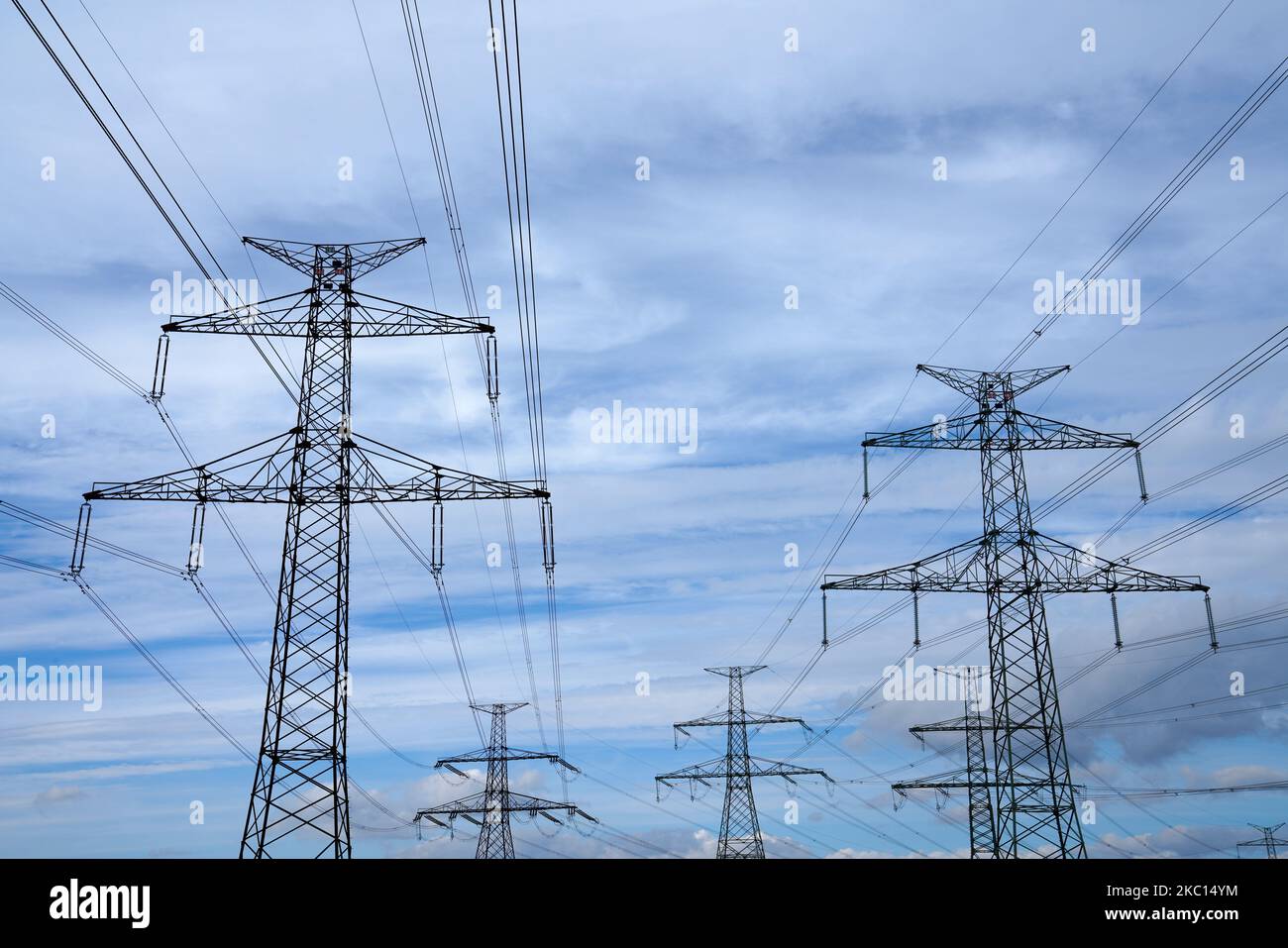Linea elettrica ad alta tensione, immagine simbolo, crisi energetica, linee elettriche aeree, Kadan, Repubblica Ceca Foto Stock