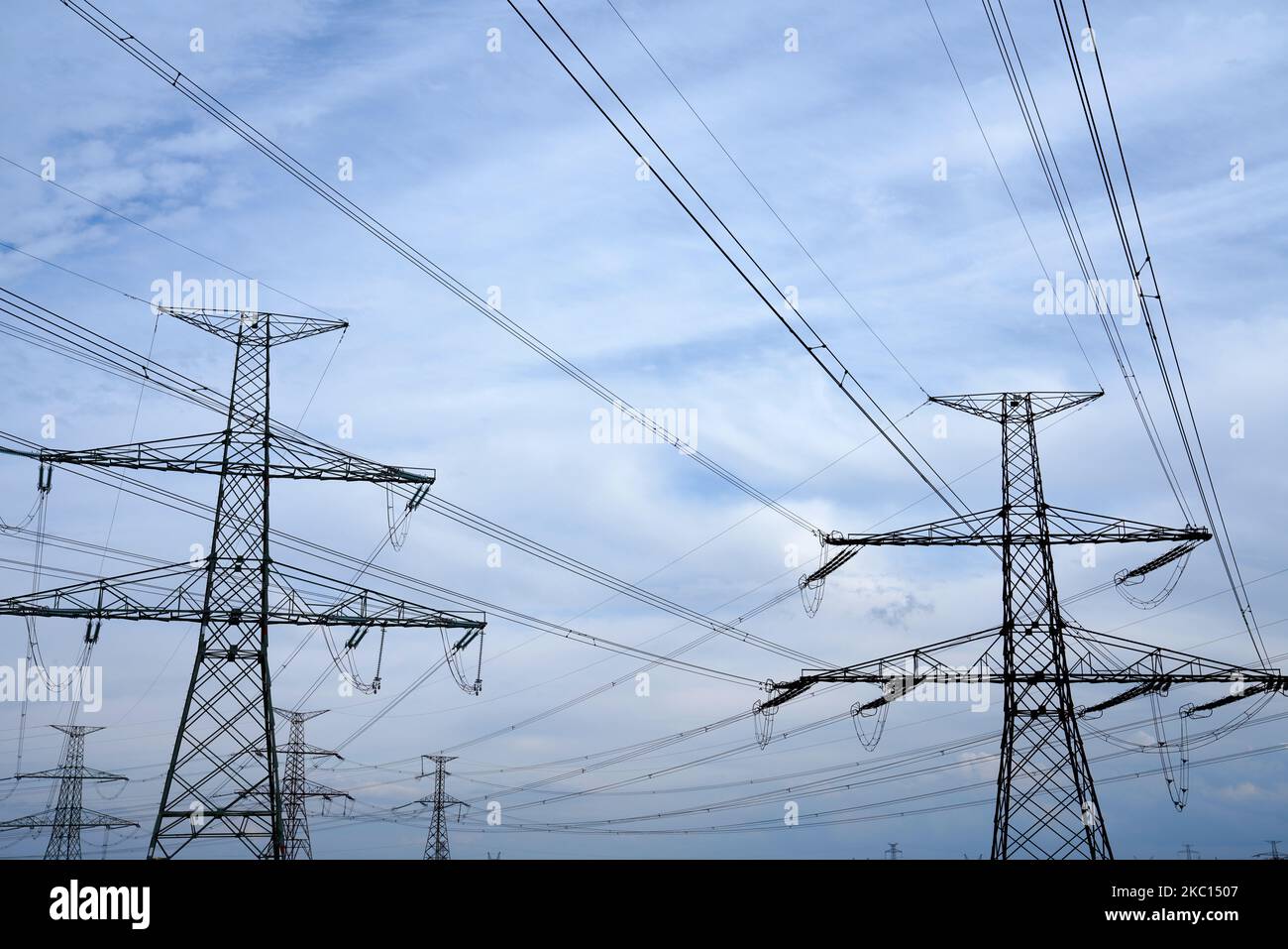 Linea elettrica ad alta tensione, immagine simbolo, crisi energetica, linee elettriche aeree, Kadan, Repubblica Ceca Foto Stock
