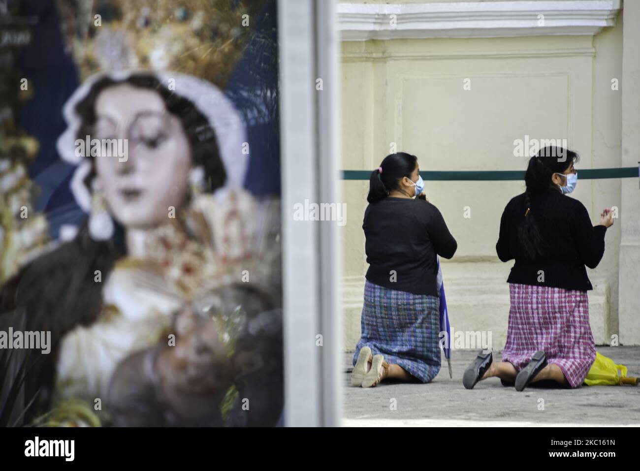 Fedeli ascoltano la messa fuori dal tempio di Monsignor Gonzalo de Villa, Arcivescovo Metropolita di Guatemala di SJ, recentemente nominato da Papa Francesco domenica 4 ottobre nel tempio di Santo Domingo in occasione del 50th° anniversario della Vergine del Rosario. Le chiese rimangono chiuse per prevenire la diffusione della pandemia. Il Guatemala ha contato un totale di 93.963 casi positivi di covid-19 e 3.293 morti a causa della malattia, il numero più alto di morti in America Centrale. (Foto di Deccio Serrano/NurPhoto) Foto Stock