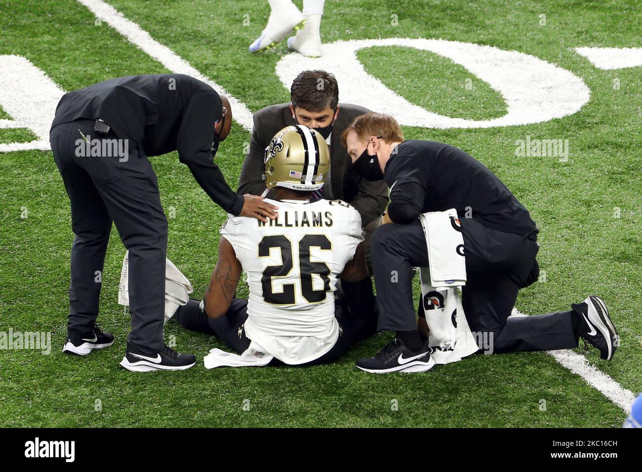 New Orleans Saints Cornerback P.J. Williams (26) è presente dopo un infortunio durante la seconda metà di una partita di football contro i Detroit Lions a Detroit, Michigan USA, domenica 4 ottobre 2020. (Foto di Amy Lemus/NurPhoto) Foto Stock