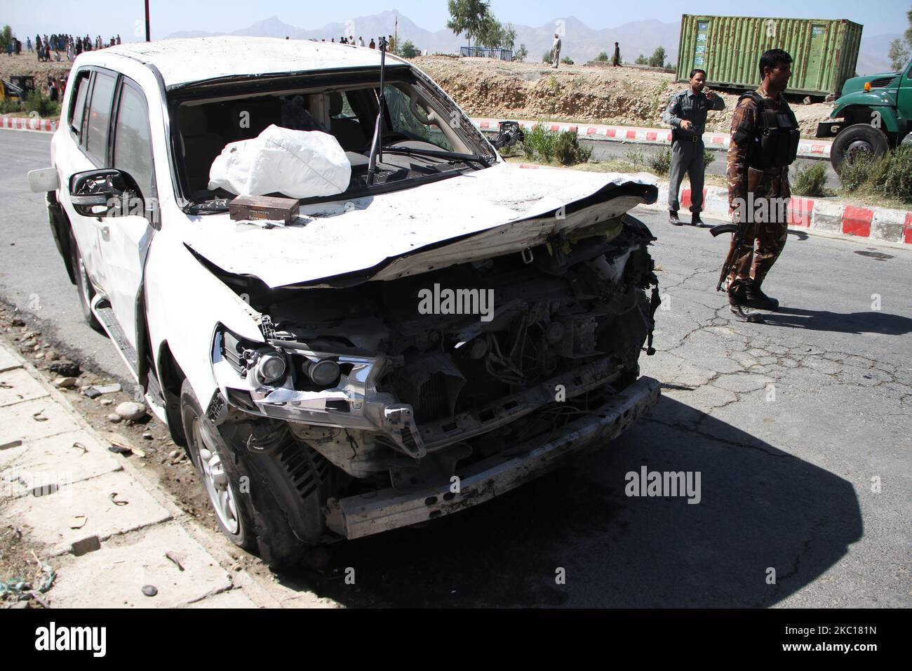I membri della forza di sicurezza afghana ispezionano il sito di un attacco di automobile-bomba che ha colpito il convoglio del governatore provinciale di Laghman, a Mihtarlam, nella provincia di Laghman, il 5 ottobre 2020. Almeno otto persone sono state uccise e 36 altri sono stati feriti dopo che un'esplosione di auto-bomba ha fatto scoppiare la città di Mehtarlam, capitale della provincia orientale dell'Afghanistan di Laghman, lunedì, ha confermato il funzionario locale. (Foto di Wali Sabawoon/NurPhoto) Foto Stock