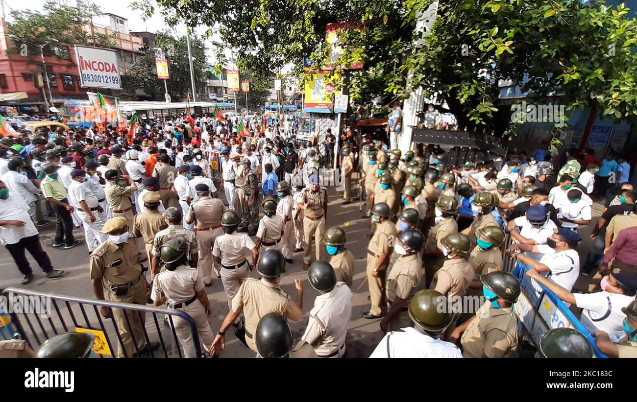 I lavoratori del BJP si sono agitati di fronte all'NRS Hospital e chiedono di recente l'indagine del leader del BJP Manish Shukla, il 05 ottobre 2020, sul papà dell'omicidio a Kolkata, in India. (Foto di Debajyoti Chakraborty/NurPhoto) Foto Stock