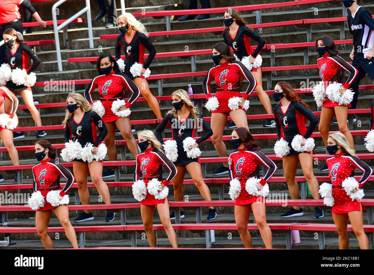 I cheerleaders dell'Università di Cincinnati si esibiscono durante una partita di football dell'università NCAA al Nippert Stadium tra l'Università di Cincinnati Bearcats e l'Università della Florida del Sud. Cincinnati sconfisse la USF 28-7. Sabato 3rd ottobre 2020 a Cincinnati, Ohio, Stati Uniti. (Foto di Jason Whitman/NurPhoto) Foto Stock