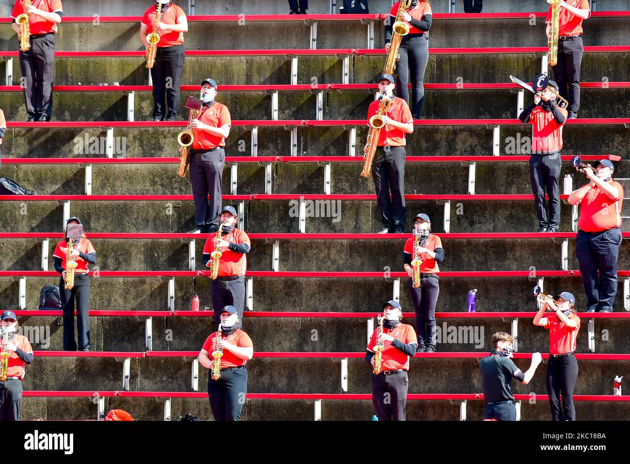 La band dell'Università di Cincinnati si esibisce durante una partita di football dell'università NCAA al Nippert Stadium tra l'Università di Cincinnati Bearcats e l'Università della Florida del Sud. Cincinnati sconfisse la USF 28-7. Sabato 3rd ottobre 2020 a Cincinnati, Ohio, Stati Uniti. (Foto di Jason Whitman/NurPhoto) Foto Stock