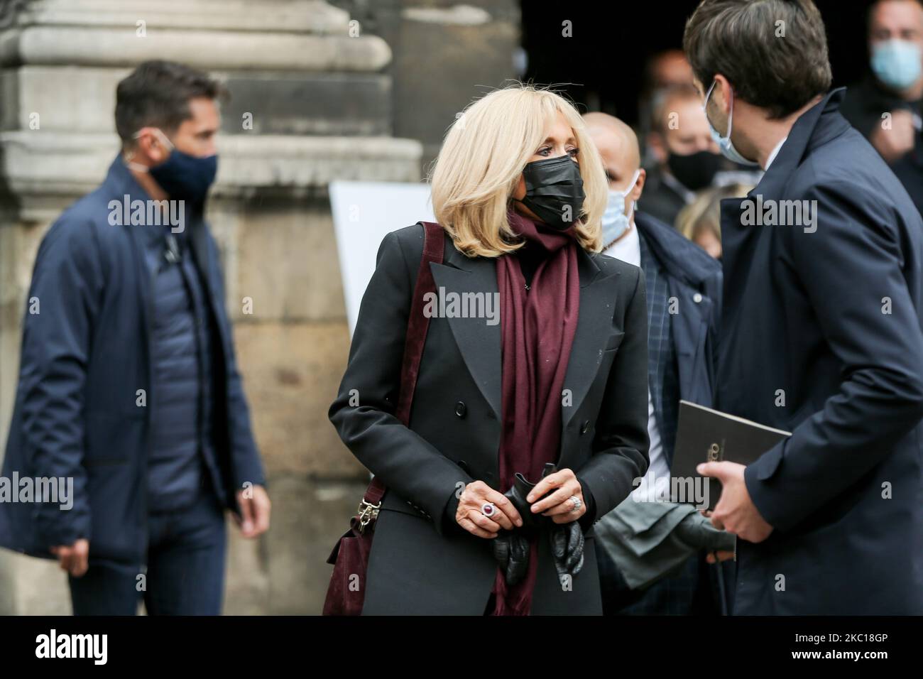 Brigitte Macron (C), moglie del presidente francese, parte dopo aver partecipato ai funerali della cantante francese Juliette Greco, presso la chiesa di Saint-Germain-des-Pres a Parigi, il 5 ottobre 2020. La leggendaria cantante francese Juliette Greco, la cui carriera si è protratta per oltre mezzo secolo, è morta il 23 settembre 2020, all'età di 93 anni. (Foto di Michel Stoupak/NurPhoto) Foto Stock