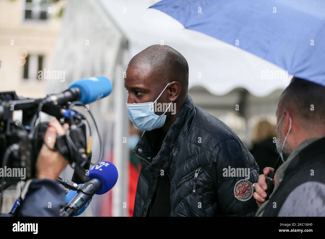 La cantante francese Abd al Malik parla con la stampa mentre parte dopo aver partecipato ai funerali della cantante francese Juliette Greco, presso la chiesa di Saint-Germain-des-Pres a Parigi, il 5 ottobre 2020. La leggendaria cantante francese Juliette Greco, la cui carriera si è protratta per oltre mezzo secolo, è morta il 23 settembre 2020, all'età di 93 anni. (Foto di Michel Stoupak/NurPhoto) Foto Stock