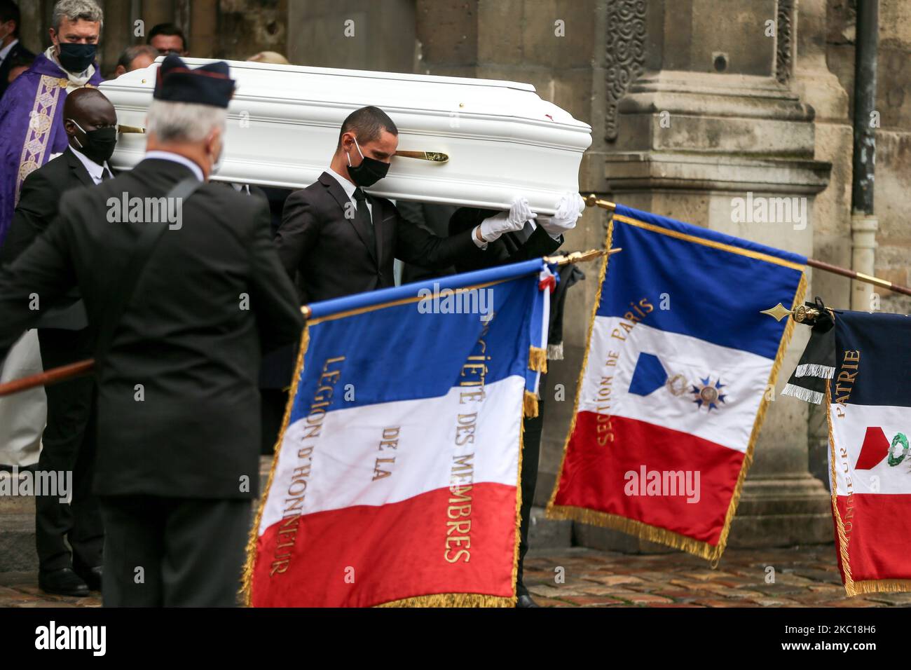 I Pallbearers eseguono la bara della cantante francese Juliette Greco durante la cerimonia funeraria presso la chiesa di Saint-Germain-des-Pres a Parigi, il 5 ottobre 2020. La leggendaria cantante francese Juliette Greco, la cui carriera si è protratta per oltre mezzo secolo, morì a 93 anni, il 23 settembre 23. (Foto di Michel Stoupak/NurPhoto) Foto Stock