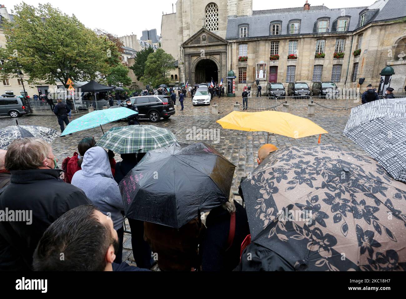 La gente partecipa ai funerali della cantante francese Juliette Greco, presso la chiesa di Saint-Germain-des-Pres a Parigi, il 5 ottobre 2020. La leggendaria cantante francese Juliette Greco, la cui carriera si è protratta per oltre mezzo secolo, morì a 93 anni, il 23 settembre 2020. (Foto di Michel Stoupak/NurPhoto) Foto Stock