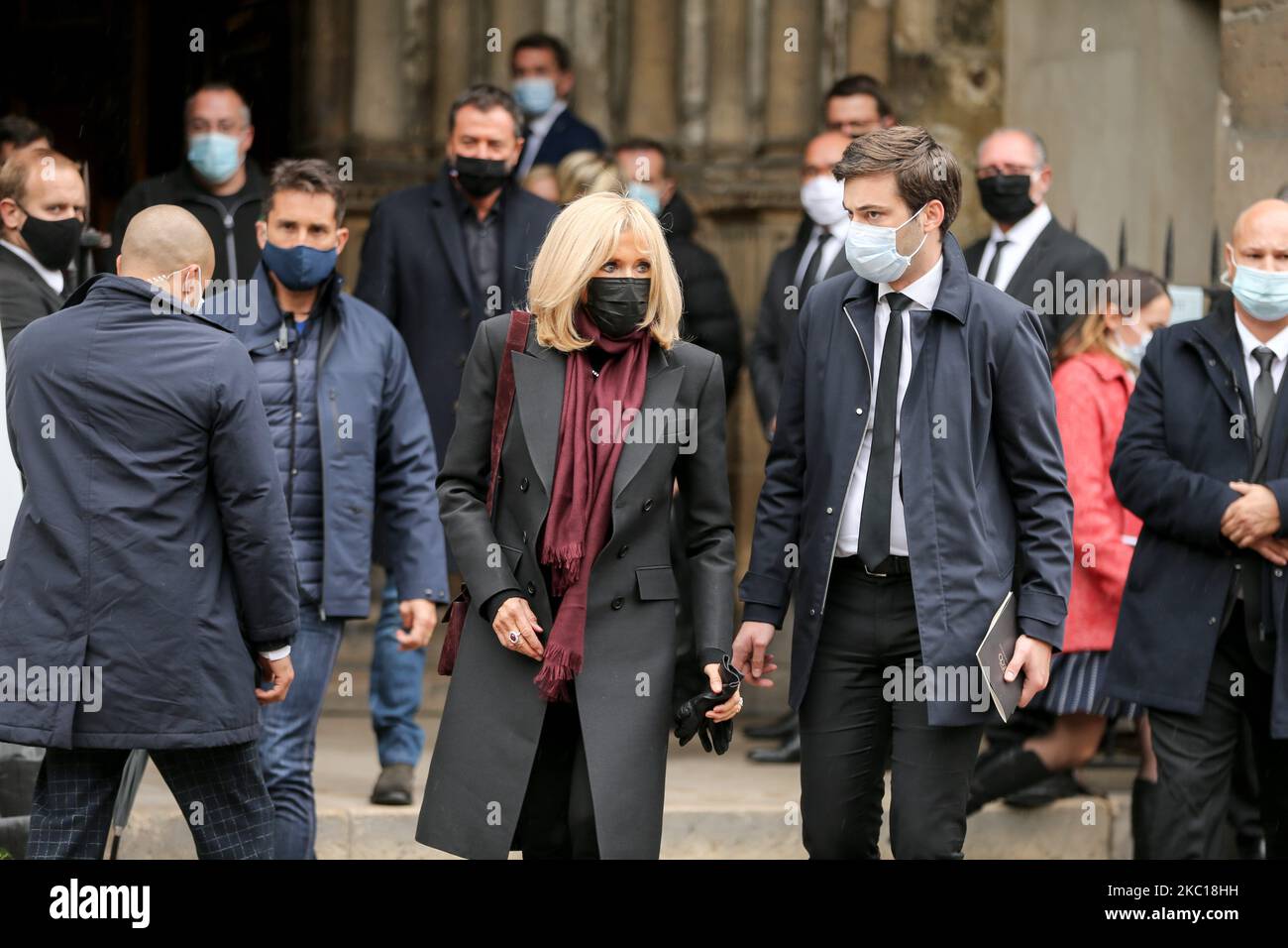 Brigitte Macron (C), moglie del presidente francese, parte dopo aver partecipato ai funerali della cantante francese Juliette Greco, presso la chiesa di Saint-Germain-des-Pres a Parigi, il 5 ottobre 2020. La leggendaria cantante francese Juliette Greco, la cui carriera si è protratta per oltre mezzo secolo, è morta il 23 settembre 2020, all'età di 93 anni. (Foto di Michel Stoupak/NurPhoto) Foto Stock