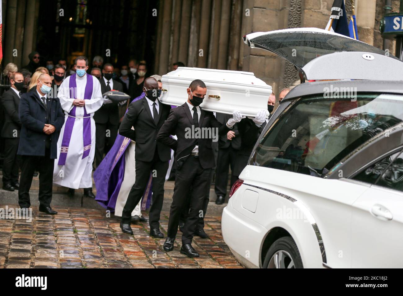 I Pallbearers eseguono la bara della cantante francese Juliette Greco durante la cerimonia funeraria presso la chiesa di Saint-Germain-des-Pres a Parigi, il 5 ottobre 2020. La leggendaria cantante francese Juliette Greco, la cui carriera si è protratta per oltre mezzo secolo, morì a 93 anni, il 23 settembre 23. (Foto di Michel Stoupak/NurPhoto) Foto Stock