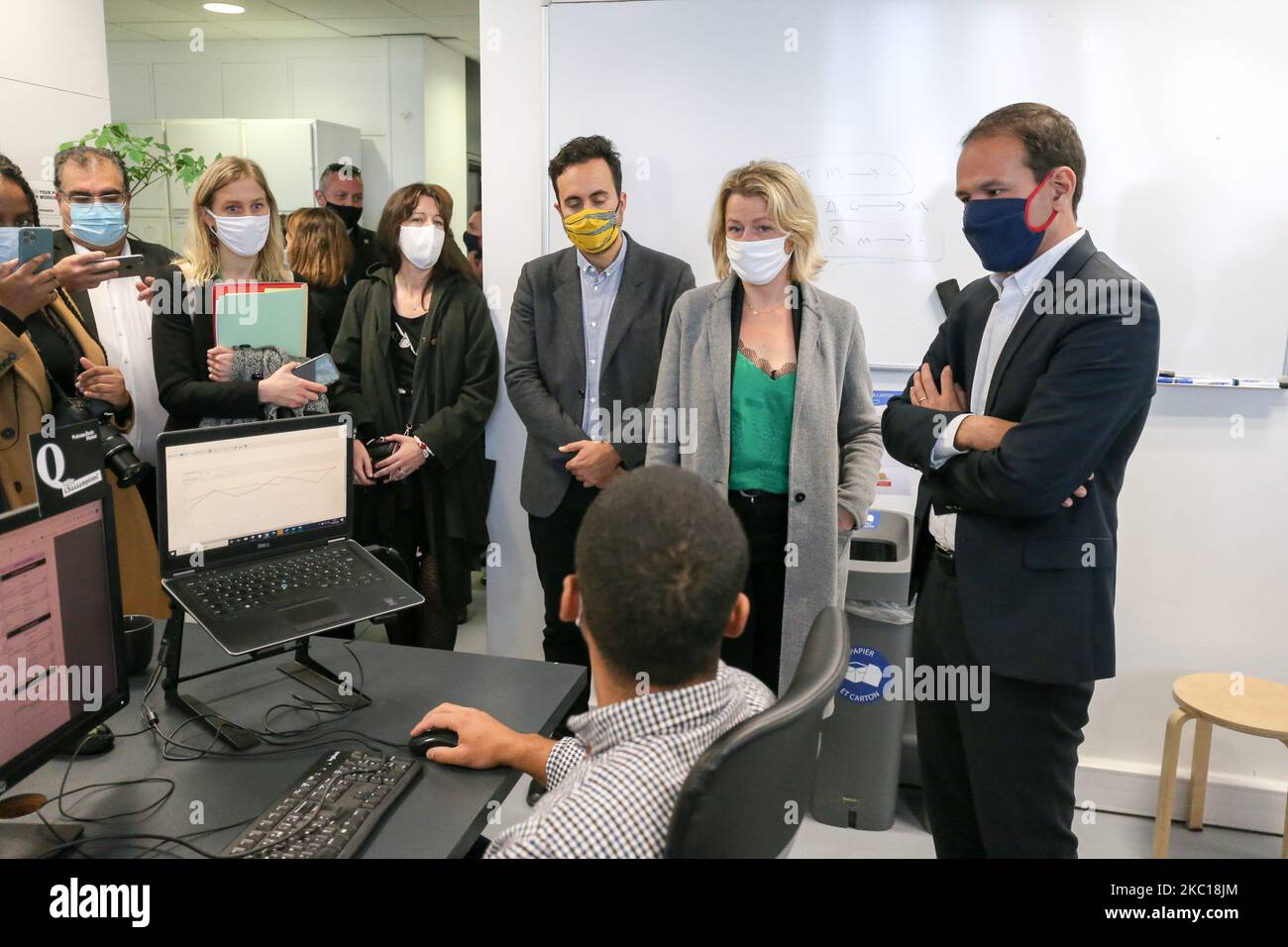 Transizione ecologica il Ministro francese Barbara Pompili (2R), il Ministro francese per la transizione digitale e la comunicazione elettronica Cedric o (1R) e membro del Parlamento Mounir Mahjoubi (3R) visitano gli uffici parigini della società francese di e-commerce Back Market il 5 ottobre 2020. Fondata nel 2014 a Parigi, Back Market è il primo mercato online al mondo dedicato esclusivamente ai dispositivi di seconda mano. Back Market mette in contatto i professionisti certificati specializzati nel ricondizionamento e nella rivendita di componenti elettronici usati con i consumatori alla ricerca di un prodotto più economico, affidabile e rispettoso dell'ambiente. Foto Stock