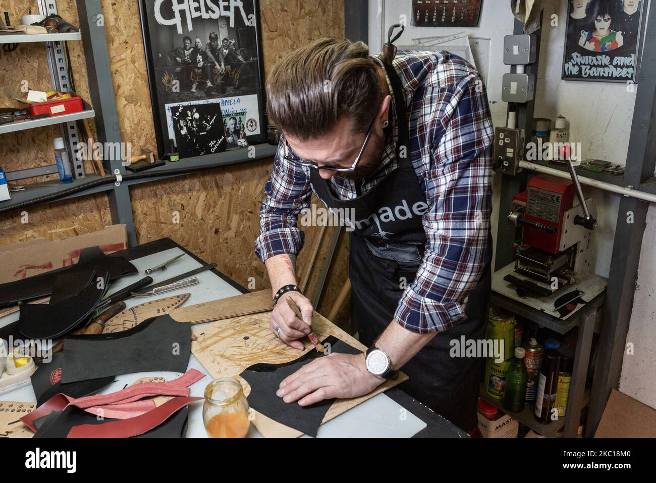 Lukasz Smiejek lavora nel suo laboratorio artigianale di scarponi Cockney a Londra il 5 ottobre 2020. Cockney Shoes produce uno stile di cockney fatto a mano e si è sviluppato dalla subcultura punk rock. (Foto di Dominika Zarzycka/NurPhoto) Foto Stock