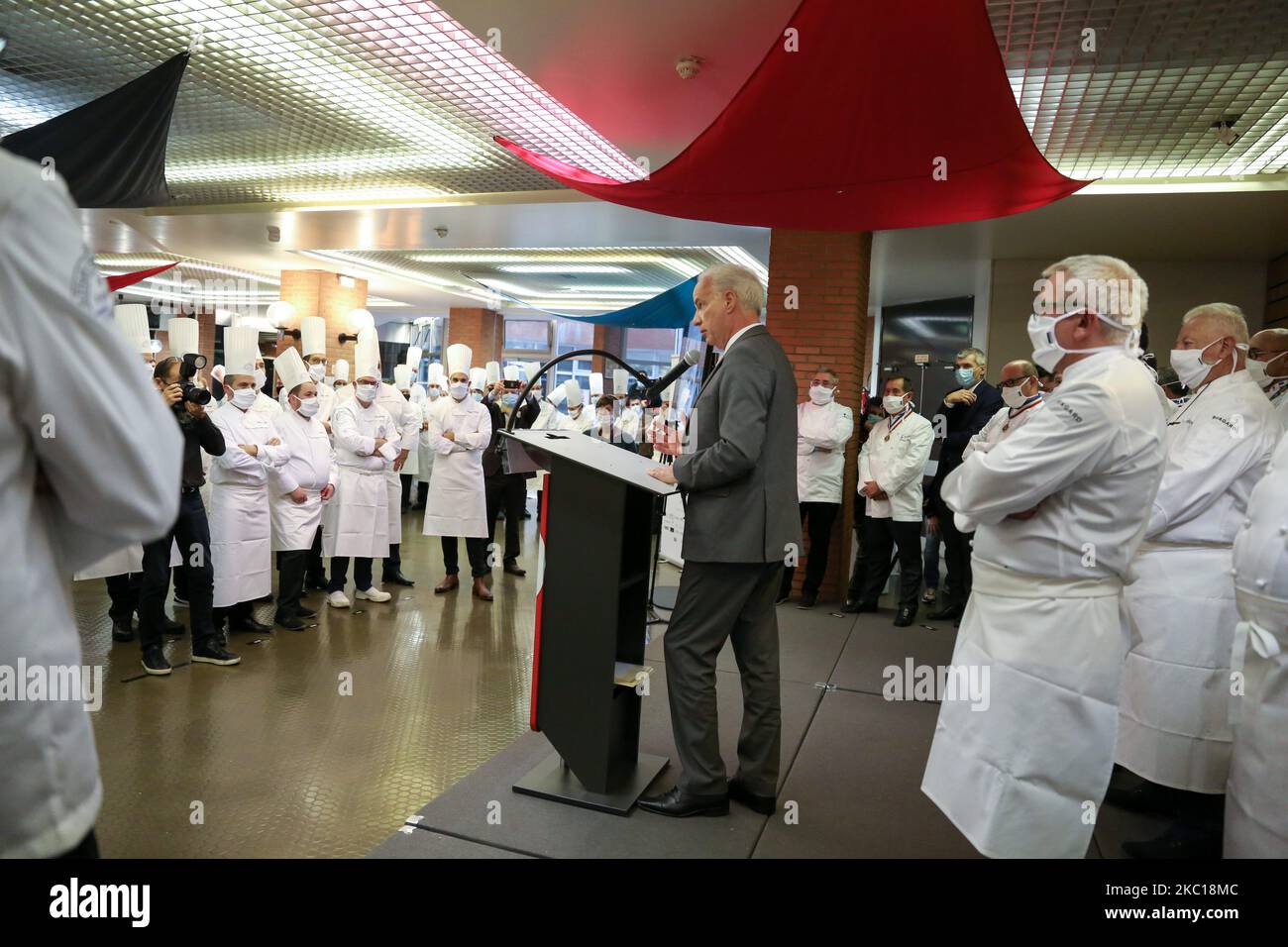 Il Ministro francese delle piccole e medie imprese Alain Griset (C) interviene presso il Centro di eccellenza delle professioni culinarie (Centre d’Excellence des Professions culinaires – CEPROC) per la cerimonia di premiazione del Gran Premio di Francia per le salumi artigianali. (Foto di Michel Stoupak/NurPhoto) Foto Stock