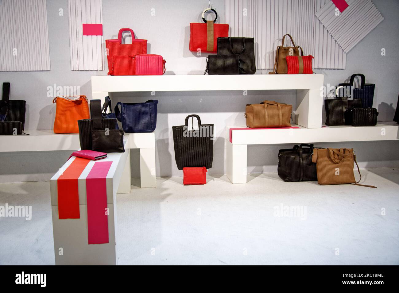 Il designer Catherine Gaillard presenta la sua nuova collezione di borse e  borse di lusso durante la Paris Fashion Week SS21 – 02 ottobre 2020, Parigi  (Foto di Daniel Pier/NurPhoto Foto stock - Alamy