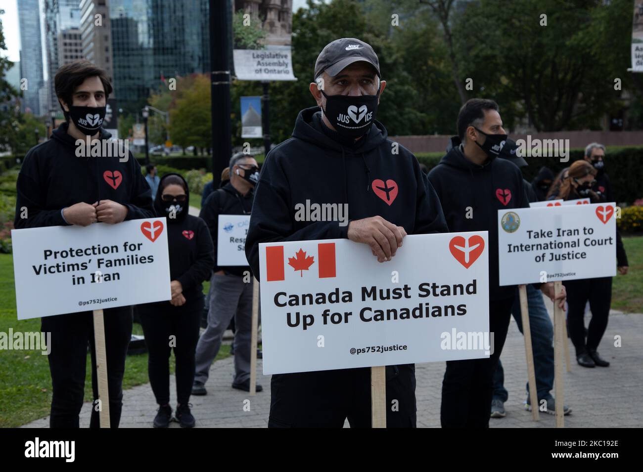 Le famiglie che hanno perso i propri cari nella distruzione del volo PS752 hanno tenuto proteste oggi a Toronto, Canada, il 5 ottobre 2020. L'esercito iraniano ha abbattito il volo Ukraine International Airlines poco dopo il decollo a Teheran il 8 gennaio, uccidendo tutti e 176 i passeggeri a bordo - inclusi 55 cittadini canadesi e 30 residenti permanenti. (Foto di Sayed Najafizada/NurPhoto) Foto Stock