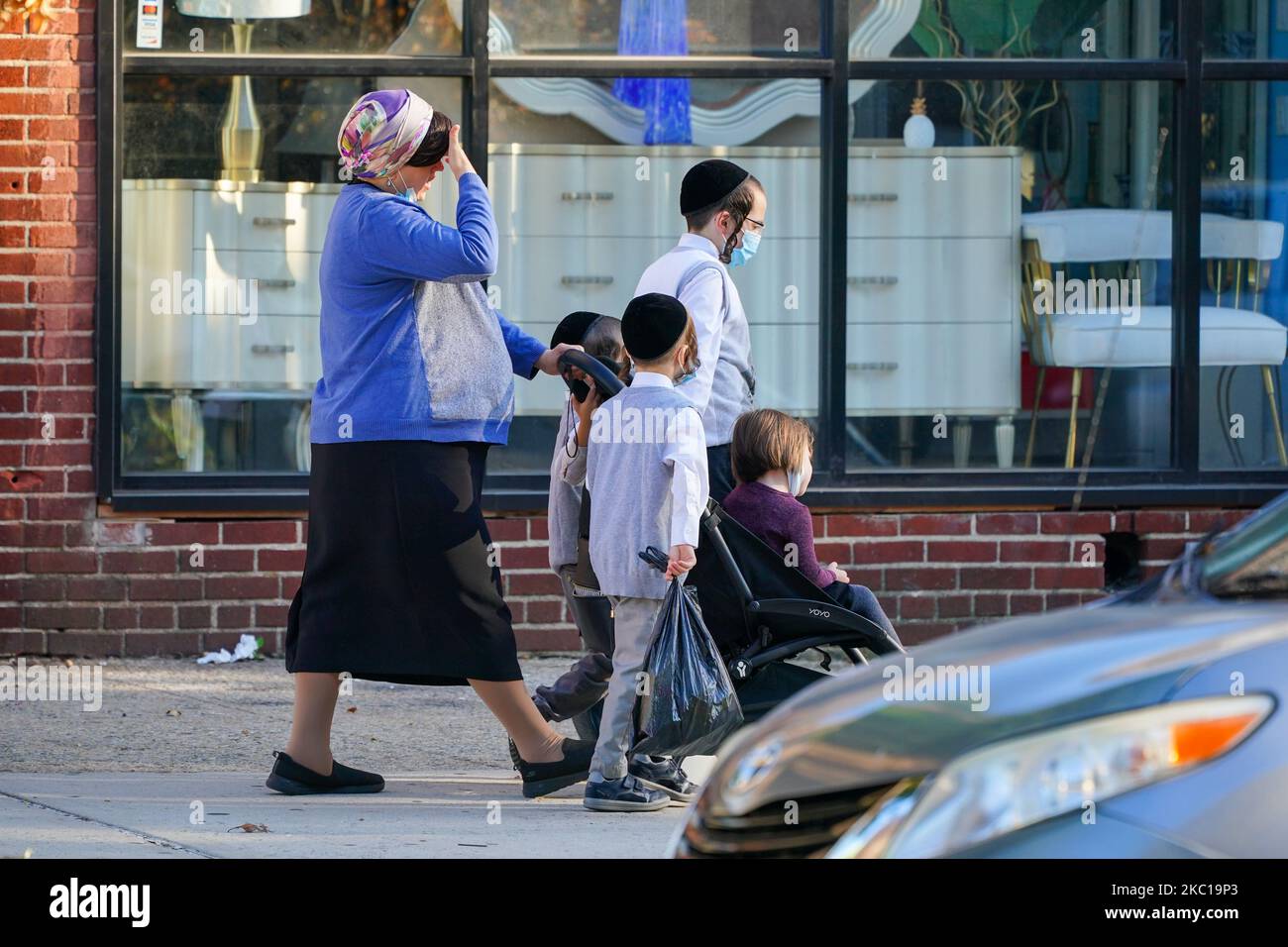 Una famiglia ebraica gode del clima autunnale a Borough Park, che serve i membri delle comunità ebraiche ortodosse della città il 06 ottobre 2020 a New York City. Borough Park è uno dei numerosi quartieri di Brooklyn che stanno assistendo a un picco nel numero di casi COVID-19, in quanto New York City continua a scendere a circa l'1% del tasso di infezione. Molti dei quartieri che hanno subito un picco nei casi sono quartieri ortodossi ebrei che hanno avuto problemi con le autorità nel limitare i grandi funerali e matrimoni. Il sindaco di New York Bill de Blasio ha annunciato piani per chiudere le none Foto Stock