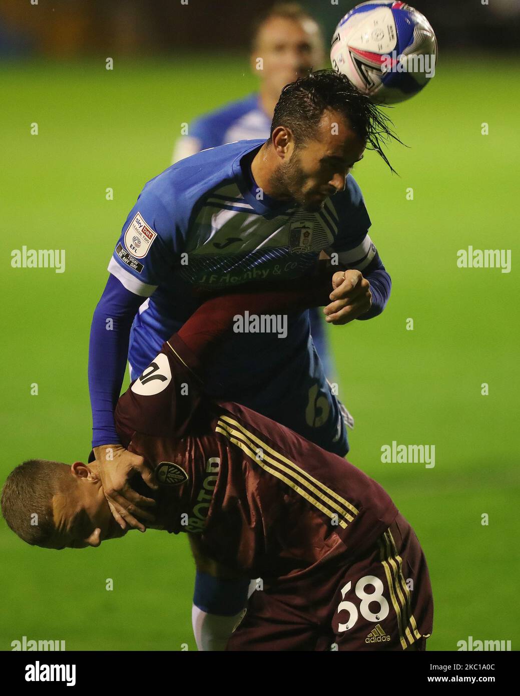 Sam Hird di Barrow contesta un header con Max McMillan di Leeds United durante la partita EFL Trophy tra Barrow e Leeds United a Holker Street, Barrow-in-Furness il 5th ottobre 2020. (Foto di Mark Fletcher/MI News/NurPhoto) Foto Stock