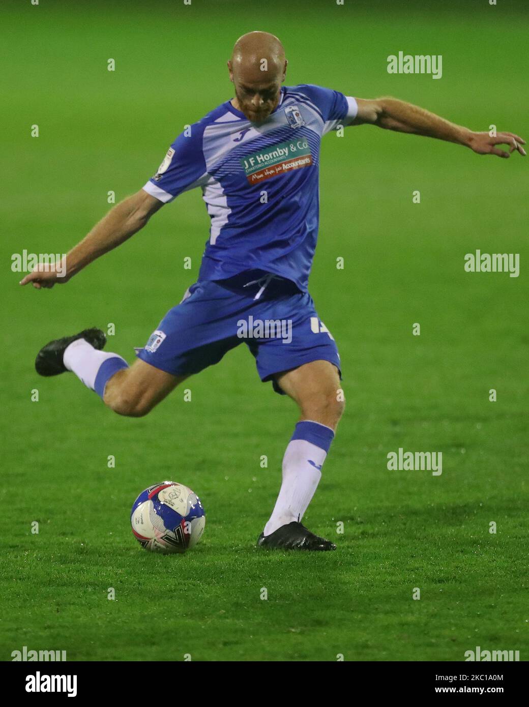 Jason Taylor di Barrow cerca un colpo dalla gamma durante la partita del Trofeo EFL tra Barrow e Leeds United a Holker Street, Barrow-in-Furness, il 5th ottobre 2020. (Foto di Mark Fletcher/MI News/NurPhoto) Foto Stock