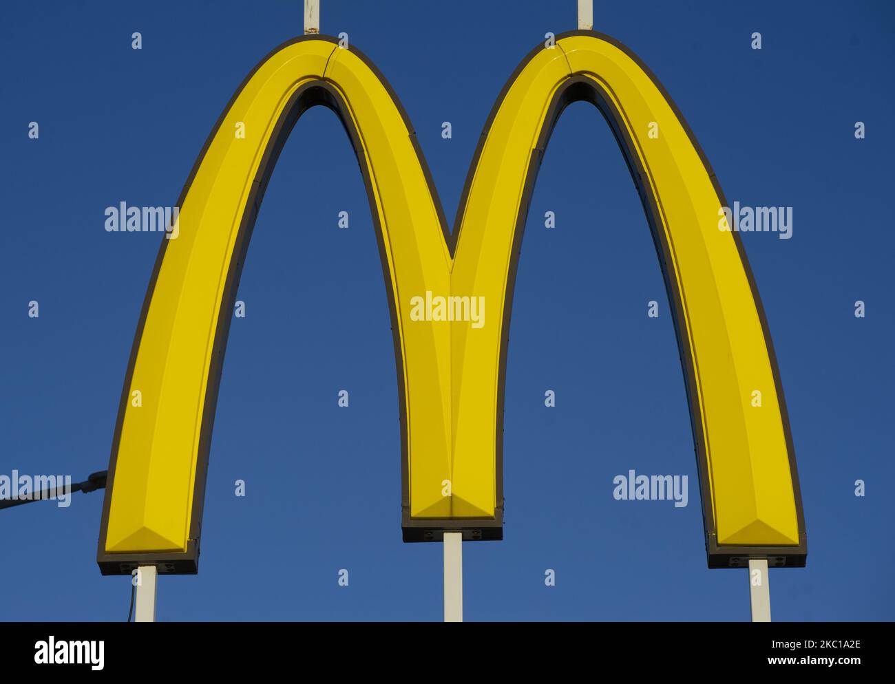 Il logo della catena americana di fast food McDonald's è stato visto il 6 ottobre 2020 a Varsavia, Polonia. (Foto di Aleksander Kalka/NurPhoto) Foto Stock