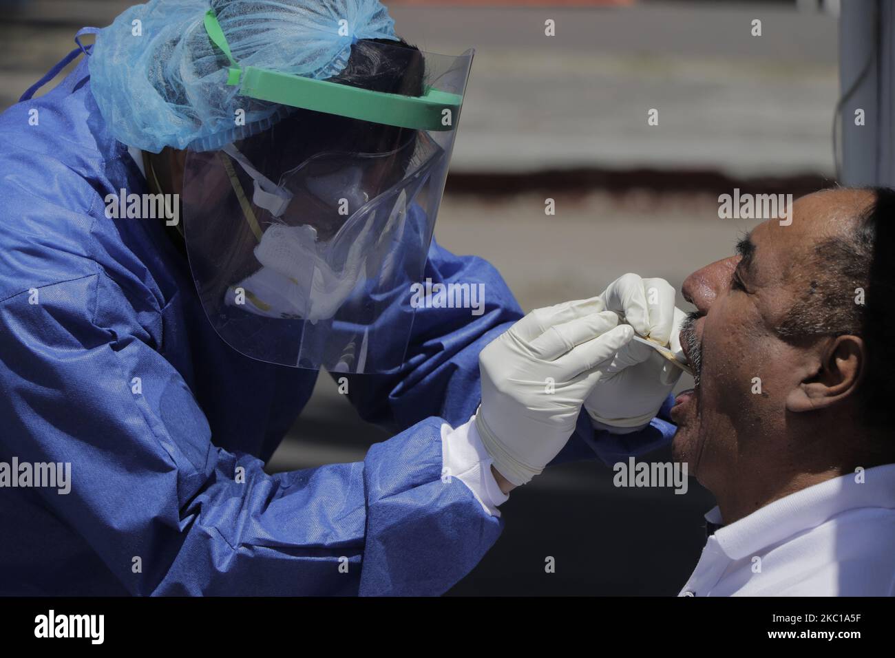 Il personale medico esegue test COVID-19 gratuiti presso il chiosco sanitario di la Gioconda, Tláhuac, Città del Messico, il 6 ottobre, 2020. Finora, il Ministero della Salute messicano ha registrato un record di 765.082 casi confermati accumulati di COVID-19 in Messico, 79.268 morti e 553.937 recuperi. Per ora, Città del Messico rimane su un semaforo epidemiologico arancione. (Foto di Gerardo Vieyra/NurPhoto) Foto Stock