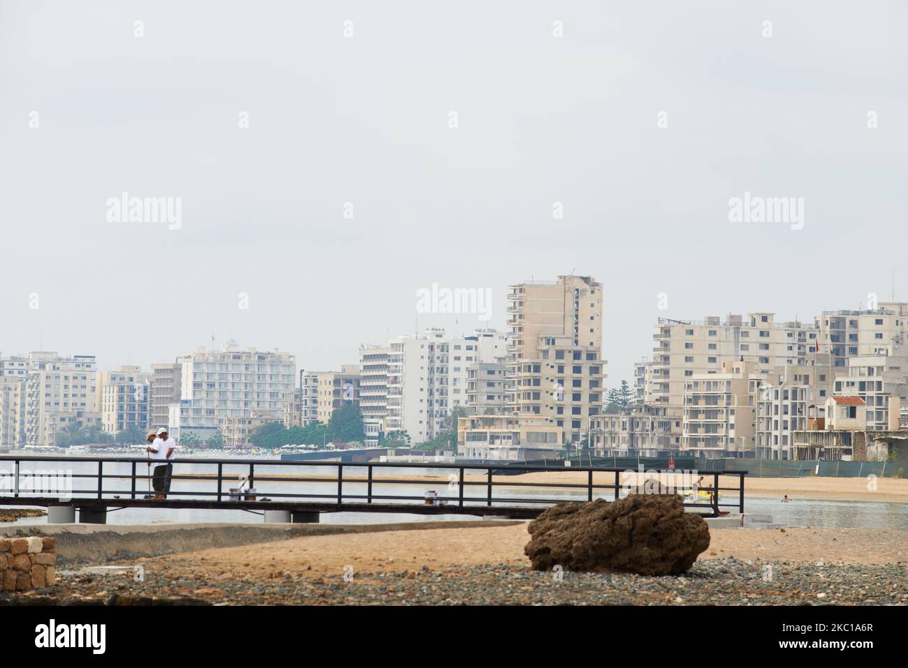 Una vista generale sulla spiaggia di Varosha. Cipro del Nord ha detto che riaprirà la spiaggia della città abbandonata di Varosha sequestrata dai ciprioti del Nord durante la guerra 1974 invasione turca che ha diviso l'isola tra Cipro (membro dell'UE) e Cipro del Nord riconosciuto solo dalla Turchia. ERSIN Tatar, il Premier dello stato di disfacimento, ha fatto l’annuncio ad Ankara insieme al presidente turco Tayyip Erdogan che ha dichiarato di aver appoggiato la decisione su Varosha, un ex resort abbandonato nella terra di nessuno per decenni a Famagosta. Il 7th ottobre 2020 a Famagosta, Cipro. (Foto di Alain Pitton/NurPhoto) Foto Stock