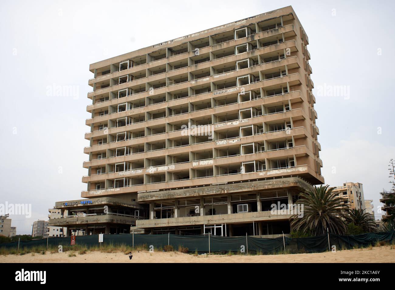 Un hotel abbandonato a Varosha. Cipro del Nord ha detto che riaprirà la spiaggia della città abbandonata di Varosha sequestrata dai ciprioti del Nord durante la guerra 1974 invasione turca che ha diviso l'isola tra Cipro (membro dell'UE) e Cipro del Nord riconosciuto solo dalla Turchia. ERSIN Tatar, il Premier dello stato di disfacimento, ha fatto l’annuncio ad Ankara insieme al presidente turco Tayyip Erdogan che ha dichiarato di aver appoggiato la decisione su Varosha, un ex resort abbandonato nella terra di nessuno per decenni a Famagosta. Il 7th ottobre 2020 a Famagosta, Cipro. (Foto di Alain Pitton/NurPhoto) Foto Stock