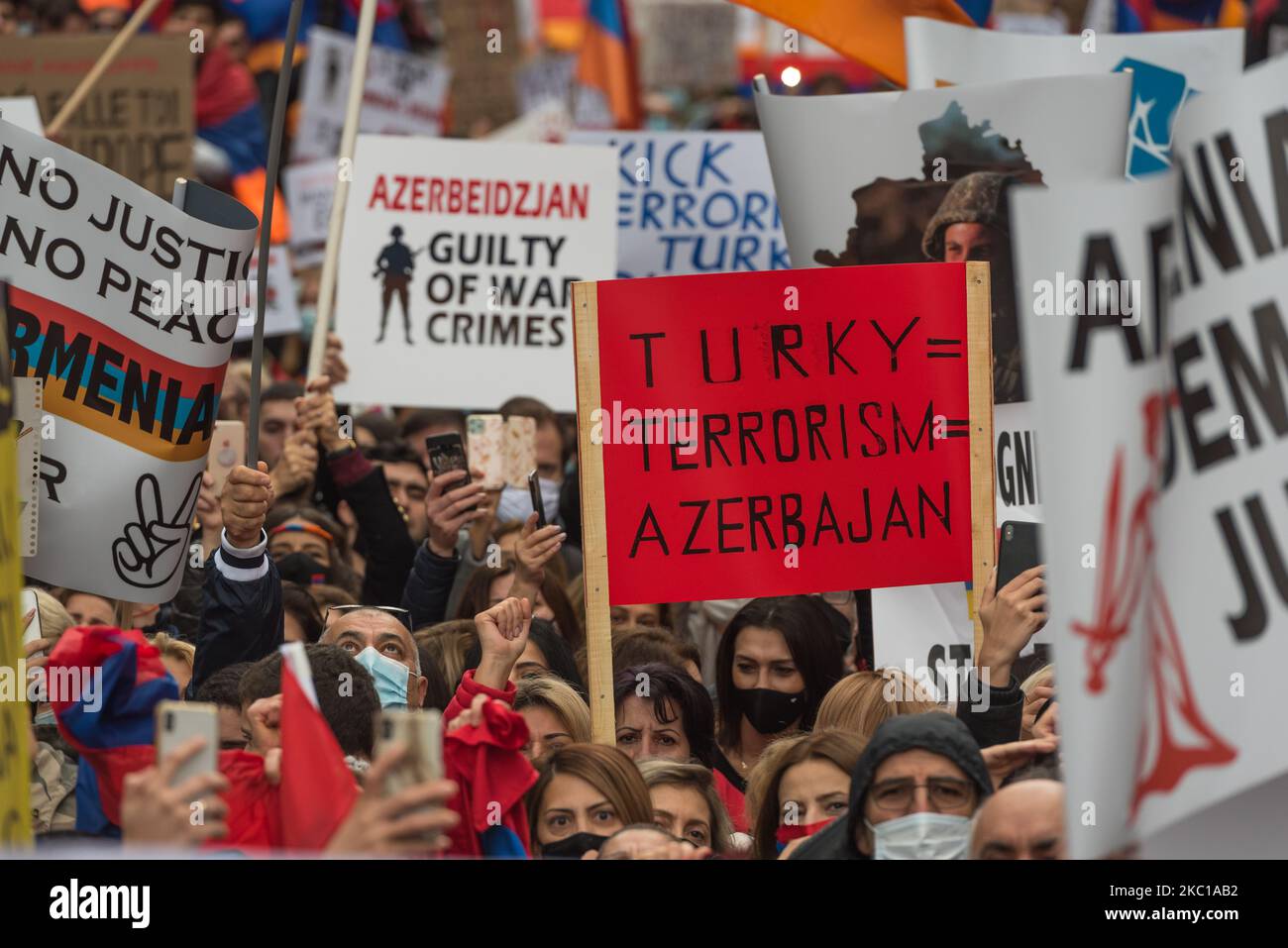 Il popolo armeno si è dimostrato davanti al Consiglio europeo di Bruxelles, in Belgio, il 7 ottobre 2020. Il popolo armeno si riunisce davanti alla sede dell'Unione europea. Dal settembre 27, l'Azerbaigian ha attaccato la repubblica democratica di Artsakh (Nagorno-Karabakh) con il sostegno politico e militare della Turchia. Questo attacco si è diffuso ampiamente attraverso i confini riconosciuti a livello internazionale della Repubblica di Armenia. La situazione è ancora peggiore che la Turchia abbia arruolato combattenti jihadisti provenienti dalla Siria e dalla Libia per unirsi ai ranghi azerbaigiani, ha dichiarato Nicolas Tavitian portavoce del 'Comitato degli Armeni Foto Stock