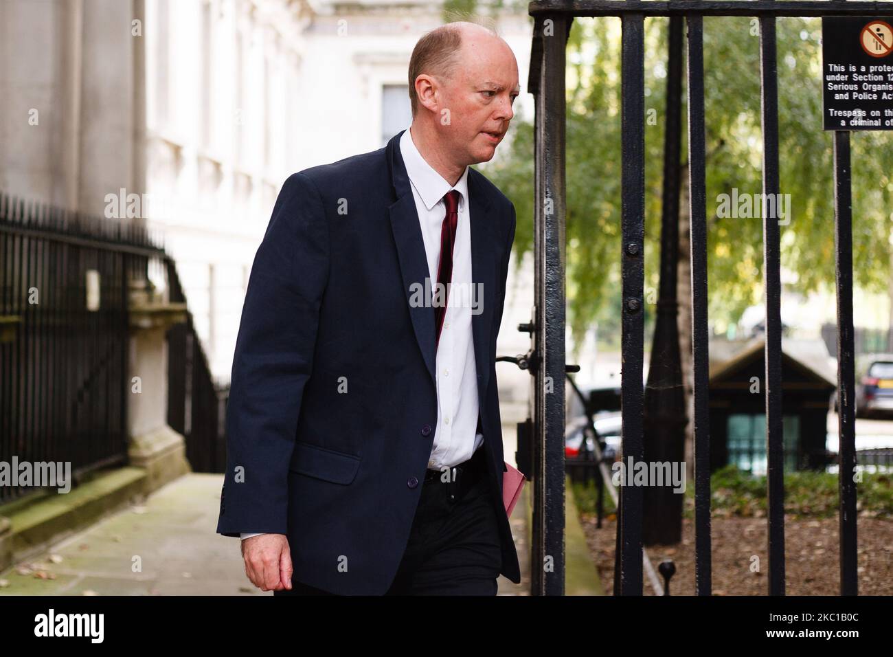 Chris Whitty, Chief Medical Officer (CMO) per l'Inghilterra e Chief Scientific Adviser per il Department for Health and Social Care, arriva a Downing Street a Londra, Inghilterra, il 7 ottobre 2020. (Foto di David Cliff/NurPhoto) Foto Stock