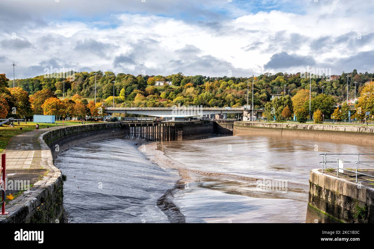 Vista del Plimsoll Swing Bridge con acqua bassa nel Cumberland Basin a Bristol Docks, Bristol, Regno Unito Foto Stock