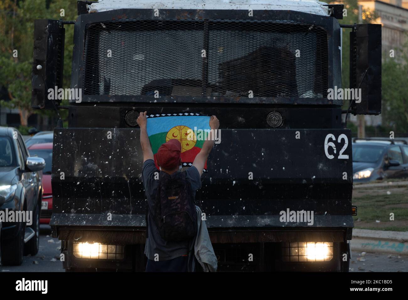 Un protester si trova di fronte ad una macchina della polizia che mostra una bandiera Mapuche in Plaza Italia, Santiago, Cile, il 6 ottobre 2020. (Foto di Matias Basualdo/NurPhoto) Foto Stock Un protester si trova di fronte ad una macchina della polizia che mostra una bandiera Mapuche in Plaza Italia, Santiago, Cile, il 6 ottobre 2020. (Foto di Matias Basualdo/NurPhoto) Foto Stock