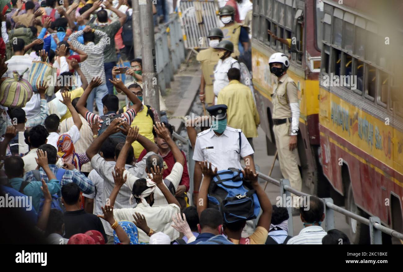 La gente cammina con le mani in su posizione per paura dalla carica di lathi della polizia durante una marcia di protesta del BJP (Bharatiya Janata Party) verso l'ufficio del Capo Ministro del Bengala Occidentale Mamata Banerjee per protestare contro il 'peggioramento' della situazione dell'ordine pubblico, Kolkata, India, 08 ottobre 2020. (Foto di Indranil Aditya/NurPhoto) Foto Stock