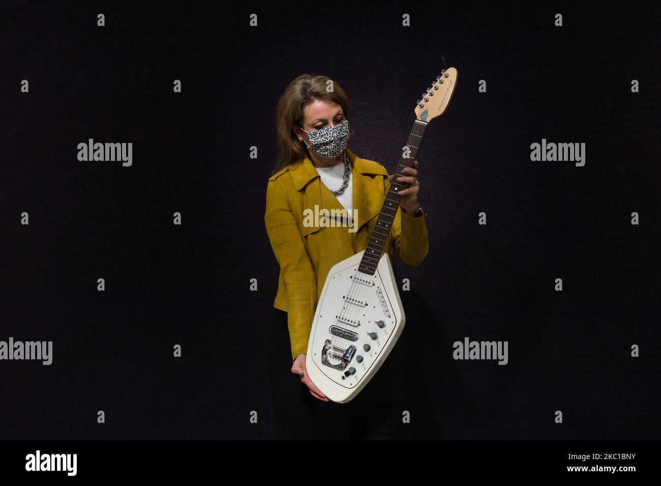 Un membro dello staff posa con la chitarra speciale Vox Phantom VI di proprietà di Ian Curtis della Joy Division e ha suonato nel video per 'Love Will Tear US Apart', 1967, stima: £60.000 - 80.000 durante il bando fotografico per la vendita di cimeli di Bonhams Entertainment, il 08 ottobre 2020 a Londra, Inghilterra. (Foto di Wiktor Szymanowicz/NurPhoto) Foto Stock