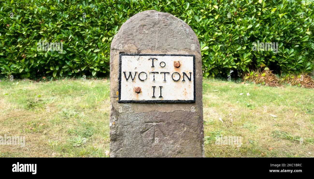 Old Roadside Wotton (Under Edge), segno miglia con benchmark, Regno Unito Foto Stock
